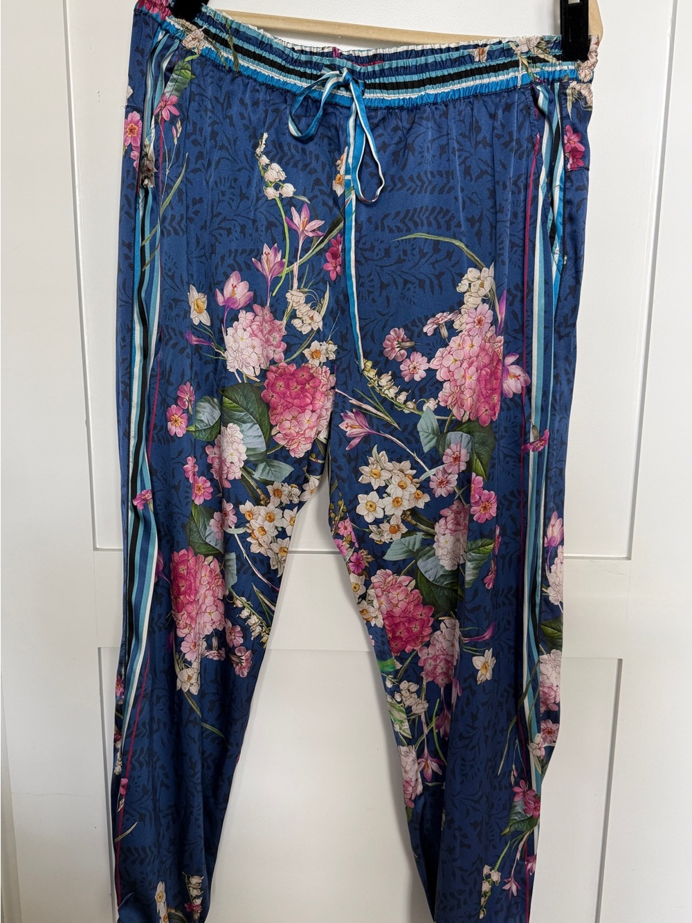 Navy Floral Satin Jogger Pants by Johnny Was. Size large